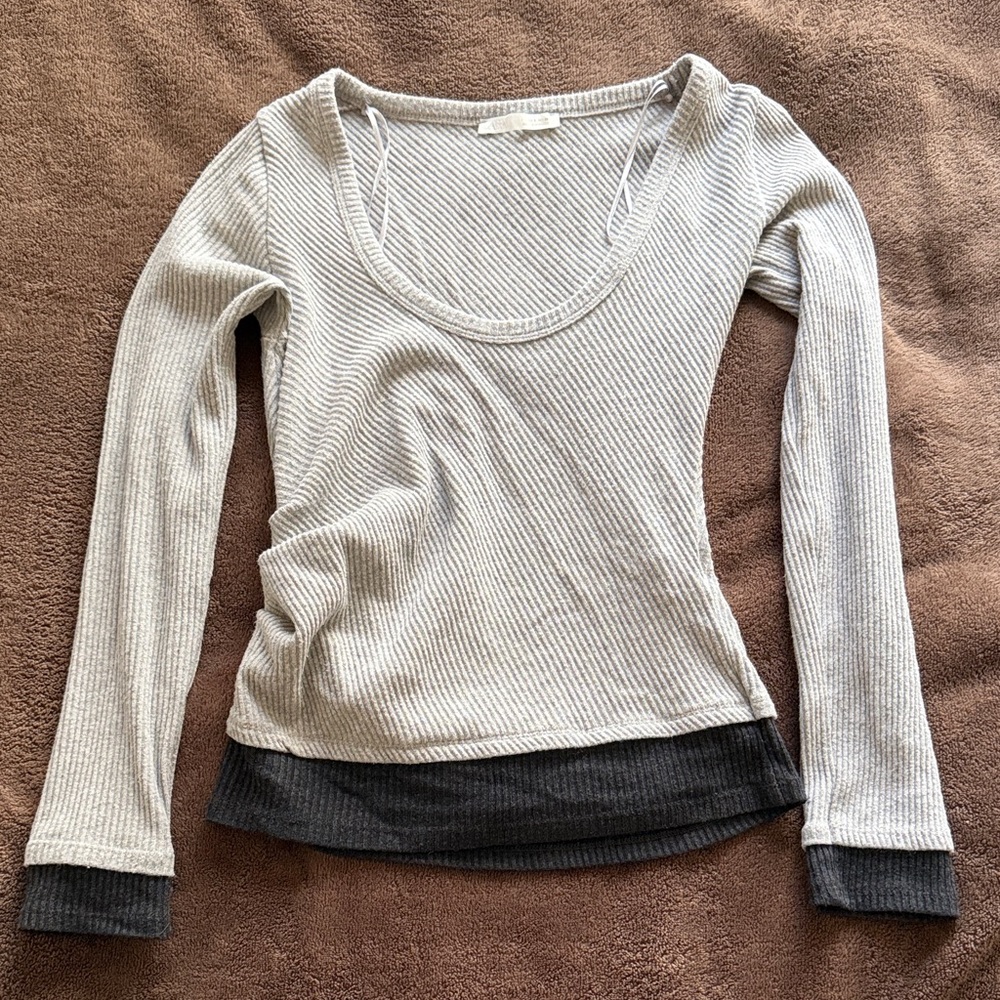 Zara Light Gray Ribbed Scoop-Neck Long Sleeve Top with Dark Gray Hem